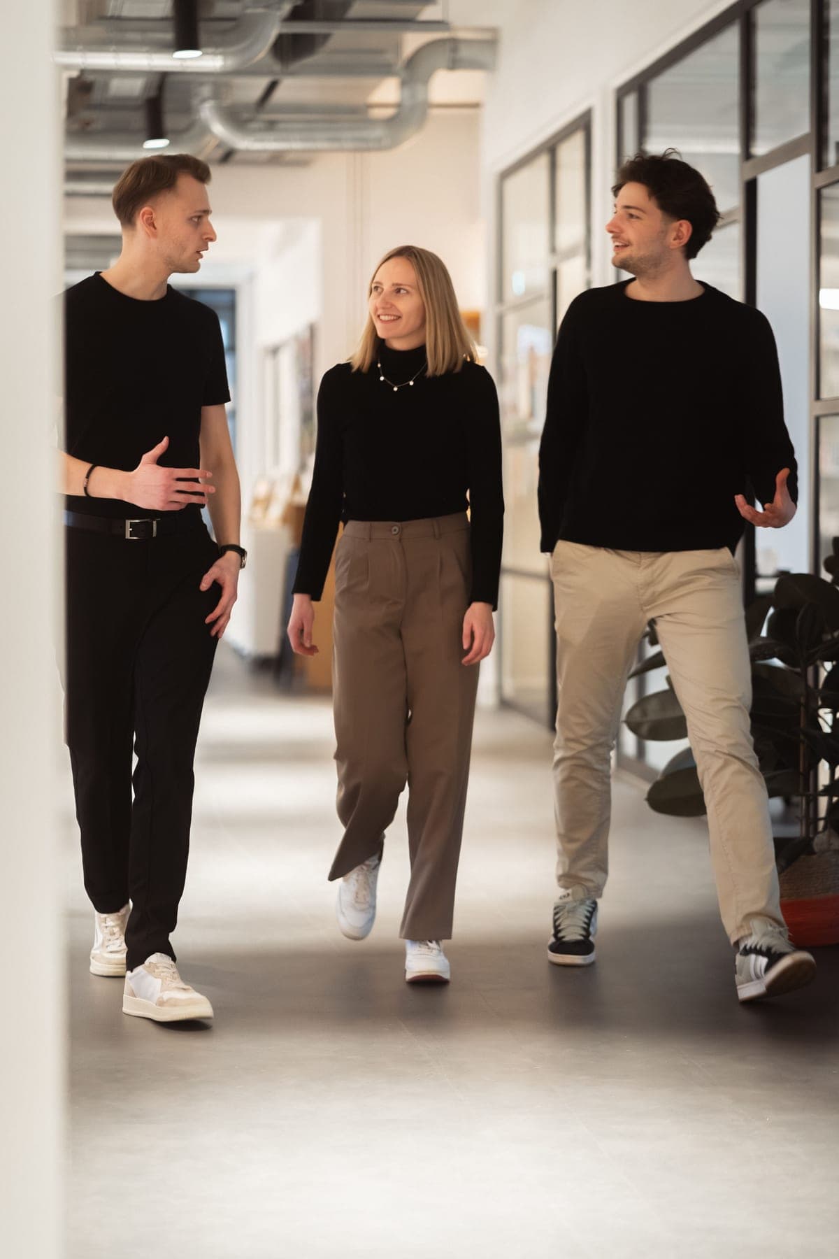 Das Team von swipeflow gemeinsam im Büroflur