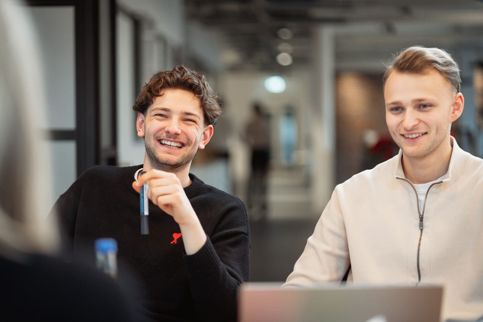 Das swipeflow-Team bei der Arbeit im Büro in Espelkamp